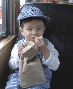 11-11-06btrainpopcorn.jpg