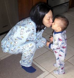 11-18-06dkissmommy.jpg