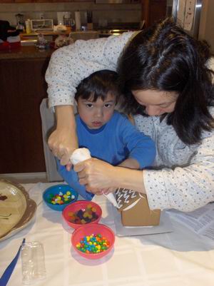 12-26-06gingerbreadhouse.jpg