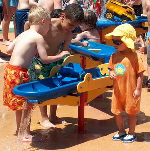 6-08bwaterpark2.jpg